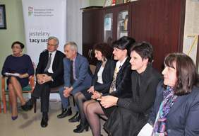 Pokaż zdjęcie: Goście debaty na tle baneru PFRON