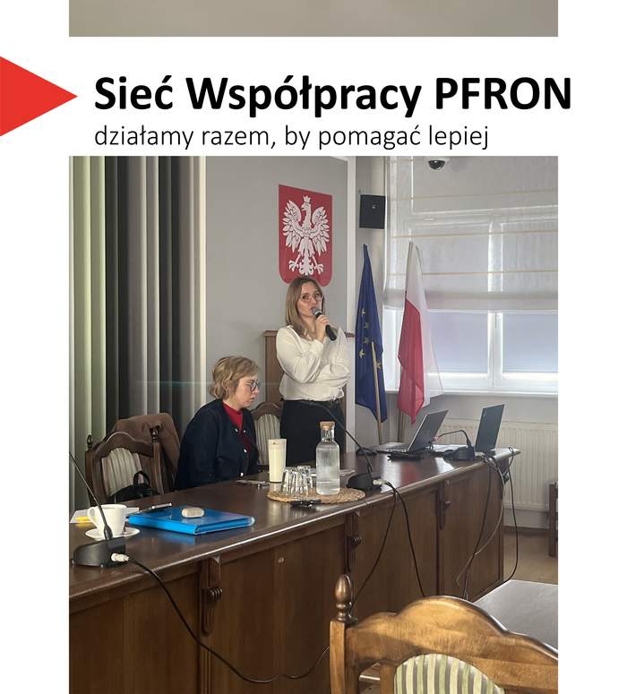 Pokaż zdjęcie: Logo Sieci Współpracy PFRON z hasłem „działamy razem, by pomagać lepiej”. Poniżej zdjęcie z konferencji: dwie kobiety przy stole prezydialnym z mikrofonami, w tle flagi Polski i Unii Europejskiej. 