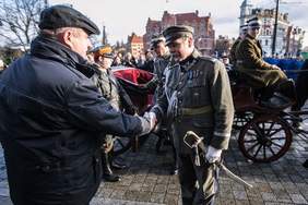 Marszałek Piłsudski z wizytą w Urzędzie Marszałkowskim w Toruniu podczas grudniowych uroczystoci - (w tę rolę wcielił się Zbigniew Huzakowski z Grupy Rekonstrukcji Historycznej Rex) 