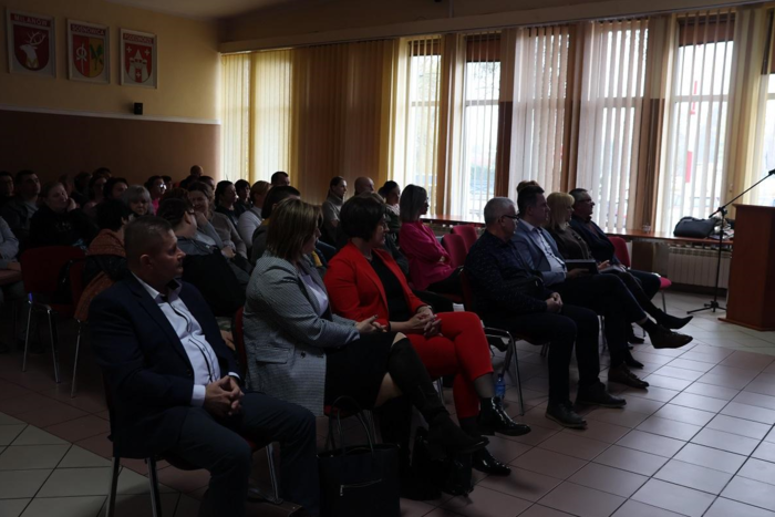 Pokaż zdjęcie: W sali konferencyjnej Urzędu Gminy w Parczewie, na krzesełkach siedzą zaproszeni goście.