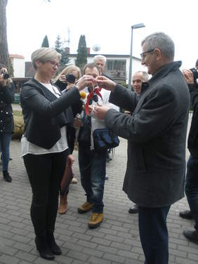 Pokaż zdjęcie: Zdj_cie_3_-_Uroczyste_przekazanie_kluczyk_w_.JPG