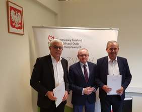 Pokaż zdjęcie: Jan Nowak starosta powiatu kazimierskiego oraz wicestarosta Marek Olejarski w środku dyrektor Oddziału Świętokrzyskiego  PFRON Andrzej Michalski