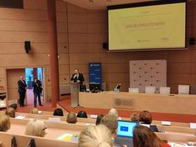 Pokaż zdjęcie: Powitanie uczestników konferencji przez Marszałka Województwa Śląskiego Jakuba Chełstowskiego