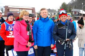 Pokaż zdjęcie: od lewej: Marta Mordarska - dyrektor Małopolskiego Oddziału PFRON, Piotr Ćwik - Wojewoda Małopolski oraz Małgorzata Tlałka - trener HANDICAP Zakopane