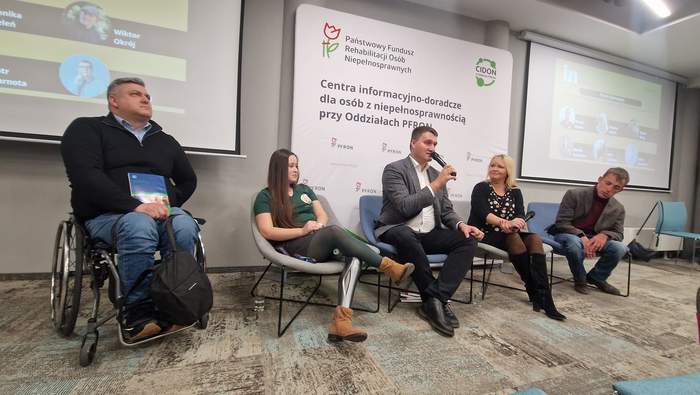 Pokaż zdjęcie: Panel dyskusyjny "Nowe technologie, a niezależność osób z niepełnosprawnościami" - dyskusja osób z różnymi niepełnosprawnościami, m.in. osoba niewidoma, osoba na wózku oraz po amputacji.