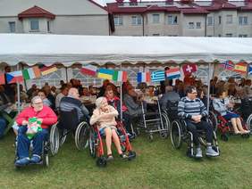 Pokaż zdjęcie: Podopieczni DPS-u w Skrzynnie świętują podczas spotkania integracyjnego. Niektórzy jedzą, inni śpiewają. Widać, że wszyscy bardzo dobrze sie bawią. 
