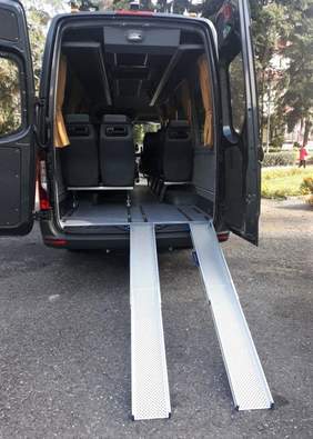 Pokaż zdjęcie: Nowy autobus dla DPS w Łyszkowicach - odpowiednio przystosowany samochód przeznaczony jest do przewozu 20 osób z niepełnosprawnościami, w tym dwóch osób poruszających się na wózkach inwalidzkich.
