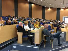 Pokaż zdjęcie: uczestnicy konferencji