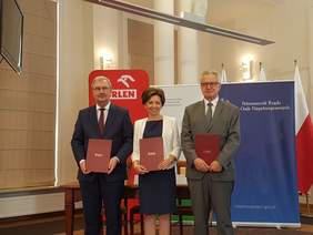 Pokaż zdjęcie: od lewej:Członek Zarządu PKN ORLEN ds. Finansowych Wiesław Protasewicz, Prezes Zarządu PFRON Marlena Maląg ,Pełnomocnik Rządu ds. Osób Niepełnosprawnych Krzysztof Michałkiewicz