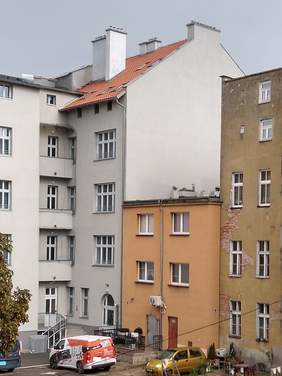 Pokaż zdjęcie: Wyremontowana stara kamienica połączona z kamienicą przed rewitalizacją. 