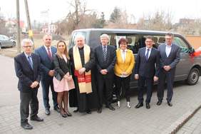 Pokaż zdjęcie: przedstawiciele władz lokalnych oraz Stowarzyszenia na tle nowego pięknego busa marki Volkswagen