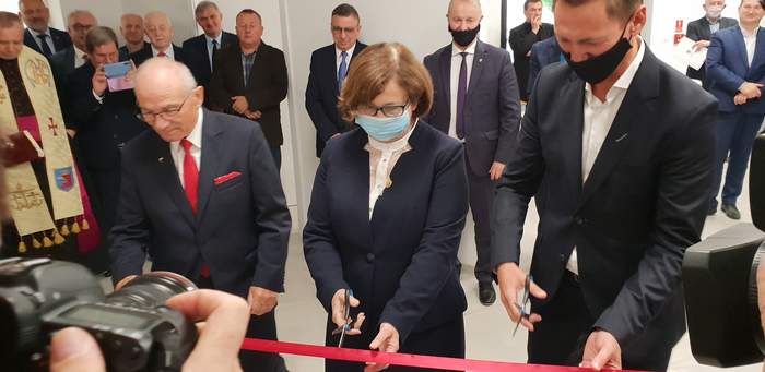 Pokaż zdjęcie: Uroczyste przecięcie wstęgi