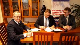 Pokaż zdjęcie: podpisanie umowy w ramach programu Stabilne Zatrudnienie