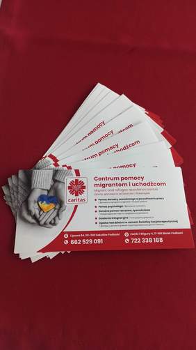Pokaż zdjęcie: Wizytówki z z logo Centrum Pomocy Migrantom i Uchodźcom. 