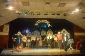 Pokaż zdjęcie: zespół teatralno - wokalny