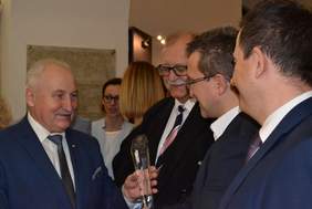 Pokaż zdjęcie: Nagrodę zespołową z rąk marszałka odbierają przedstawiciele WAMA COOP