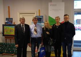 Pokaż zdjęcie: Wojewódzka Komisja Konkursowa z Dyrektorem Oddziału i laureatem konkursu