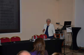 Pokaż zdjęcie: Prof. Anna Wilmowska-Pietruszyńska prezentuje założenia modelu rehabilitacji kompleksowej podczas seminarium, które odbyło się w Warszawie, 11 września br. w Centrum Konferencyjnym Kopernika.