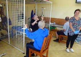 Pokaż zdjęcie: Udział w zawodach motywuje podopiecznych do uczestniczenia w zajęciach terapeutycznych i w treningach