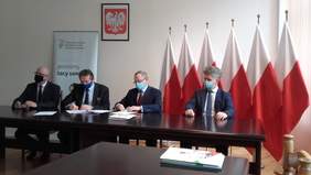 Pokaż zdjęcie: PFRON - podpisanie umów, Starostwo Powiatowe w Kielcach, p. Mirosław Gębski - starosta kielecki oraz p. Stefan Bąk - członek Zarządu