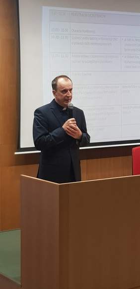 Pokaż zdjęcie: ks. Witold Janocha prowadzi prelekcję