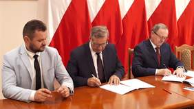 Pokaż zdjęcie: podpisanie umowy z powiatem staszowskim 