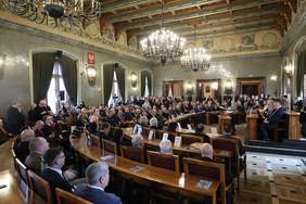 Pokaż zdjęcie: Uczestnicy 33. Noworocznego Spotkania Opłatkowego Samorządów Małopolski i Polski zgromadzeni w zabytkowej Sali Obrad Rady Stołecznego Królewskiego Miasta Krakowa podczas uroczystego wydarzenia.