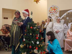 Występ uczestników w "Jasełkach" podczas uroczystości otwarcia nowych pomieszczeń WTZ