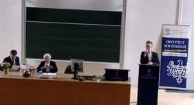 Pokaż zdjęcie: Prowadzący konferencję na Wydziale Nauk Społecznych Uniwersytetu im. Adama Mickiewicza w Poznaniu