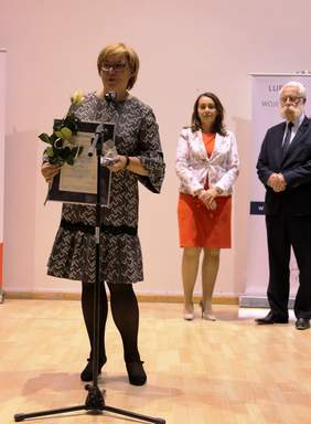 Pokaż zdjęcie: Marta Mordarska – dyrektor Oddziału Małopolskiego PFRON podczas odebrania nagrody w imieniu Angeliki Chrapkiewicz-Gądek na Gali konkursu Lodołamacze