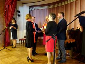 Dyrektor Kujawsko-Pomorskiego Oddziału PFRON - Aleksandra Gierej przyjmuje podziękowania od przedstawicieli WTZ-ów i Zarządu PZN-u