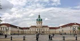 Pokaż zdjęcie: Zdjęcie przedstawiam panoramę zabytkowej częśći miasta Berlin Charlottenburg, gdzie miałą miejsce wizyta studyjna ekspertów projektu. W mieście znajduje się jeden z modelowych ośrodków kompleksowej rehabilitacji w Niemczech.