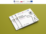 Grafika informacyjna dotycząca Kompasu Dostępności. U góry znajdują się logotypy programu Fundusze Europejskie dla Rozwoju Społecznego, Rzeczpospolitej Polskiej oraz Unii Europejskiej. Poniżej tekst: „Budowa i rozwój systemu nadzoru rynku w zakresie dostępności produktów i usług”. Na środku grafiki, na pomarańczowym tle umieszczono trzy broszury, ułożone jedna na drugiej, prezentujące Kompas Dostępności.