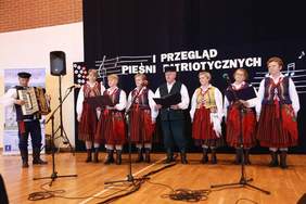 Pokaż zdjęcie: Uczestnicy I Przeglądu Pieśni Patriotycznych w Bodzentynie FOT. T. Fąfara echodnia.eu