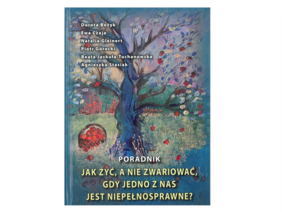 Pokaż zdjęcie: Okładka książki z ilustracją drzewa na tle pejzażu; widoczne nazwiska autorów oraz tytuł poradnika o życiu z osobą z niepełnosprawnością, utrzymany w spokojnej, artystycznej stylistyce.