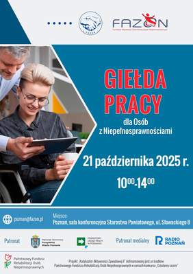Pokaż zdjęcie: Po środku: zdjęcie mężczyzny, który trzyma w dłoni tablet i pochyla się nad kobietą poruszającą się na wózku. Naokoło informacje o Giełdzie Pracy dla Osób z Niepełnosprawnościami zawarte w publikacji oraz logotypy organizatorów i patronów wydarzenia.