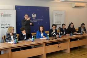 Pokaż zdjęcie: Sala konferencyjna, stół prezydialny.