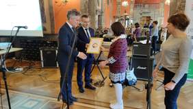 Pokaż zdjęcie: Senator Krzysztof Słoń wręcza nagrodę