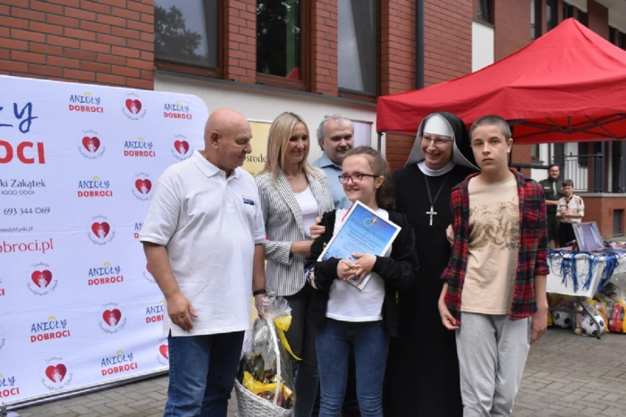 Pokaż zdjęcie: Pamiątkowe zdjęcie pięciu osób.