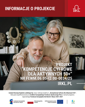 Pokaż zdjęcie: Plakat utrzymany w czerwono-czarnej kolorystyce. Na zdjęciu starszy mężczyzna siedzi przed komputerem, a stojąca za nim starsza kobieta obejmuje go ramieniem. Oboje patrzą na ekran i uśmiechają się. W górnej części znajduje się napis „Informacje o projekcie”, a pośrodku nazwa projektu „Kompetencje Cyfrowe dla Aktywnych 50+”. W dolnej części umieszczono informacje o realizatorze projektu, adres strony internetowej oraz logotypy programu Fundusze Europejskie.