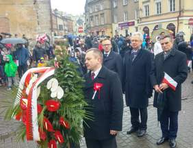 Pokaż zdjęcie: Wieniec składają lubelscy posłowie: Krzysztof Michałkiewicz, Lech Sprawka, Artur Soboń