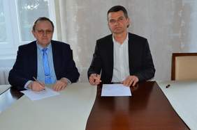 Pokaż zdjęcie: Podpisanie_porozumienia_o_wspolpracy_pomiedzy_Oddzialem_Swietokrzyskim_PFRON_a_Uniwersytetem_Jana_Kochanowskiego_w_Kielcach.JPG