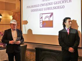Pokaż zdjęcie: Jerzy Dębski Dyrektor Oddziału Lubelskiego PFRON wręcza grawerton okolicznościowy