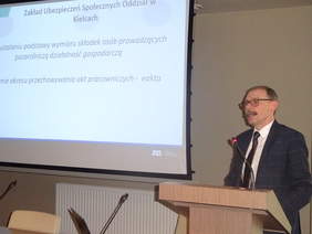 Pokaż zdjęcie: 7)	Pan Dariusz Suchorowski z ZUS prowadzi prezentację