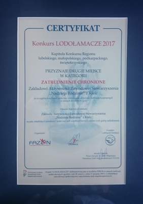 Pokaż zdjęcie: Pamiątkowy certyfikat dla ZAZ w Kielcach za zajęcie II miejsca w kategorii Zatrudnienie chronione