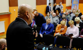 Prezydent Miasta Torunia - Michał Zaleski - podczas spotkania z mieszkańcami