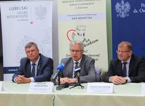 Pokaż zdjęcie: Robert Gmitruczuk Wicewojewoda lubelski, Krzysztof Michałkiewicz Sekretarz Stanu MRPiPS, Tomasz Maruszewski Zastępca Prezesa Państwowego Funduszu Rehabilitacji Osób Niepełnosprawnych