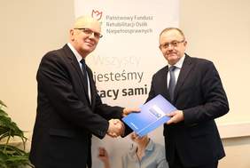 Pokaż zdjęcie: podpisanie umowy