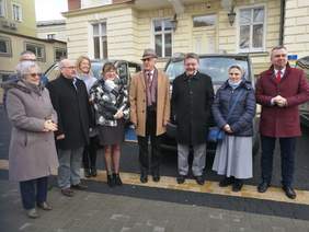 Pokaż zdjęcie: Uroczyste przekazanie busów do przewozu osób niepełnosprawnych dla jednostek z powiatu nyskiego