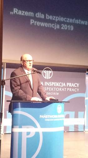 Pokaż zdjęcie: Przemawia Zastępca Głównego Inspektora Pracy Bogdan Drzastwa